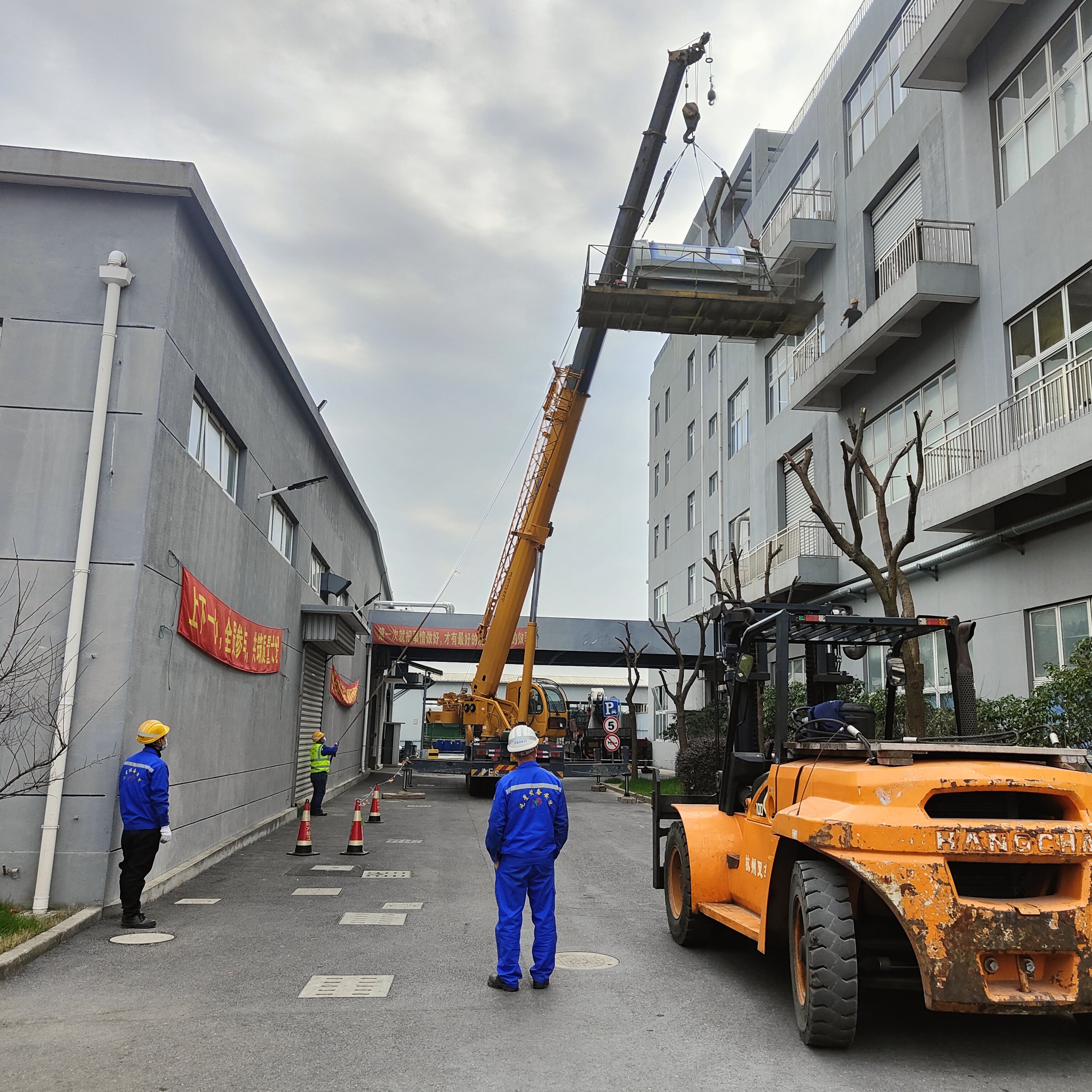 电路板钻孔机吊装搬迁方案施工案例